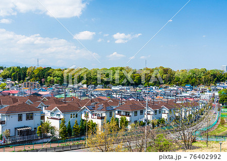 春の丘から見渡す新緑の住宅街 春の丘から見渡す新緑の住宅街 76402992