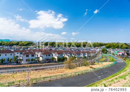 春の丘から見渡す新緑の住宅街 春の丘から見渡す新緑の住宅街 76402993