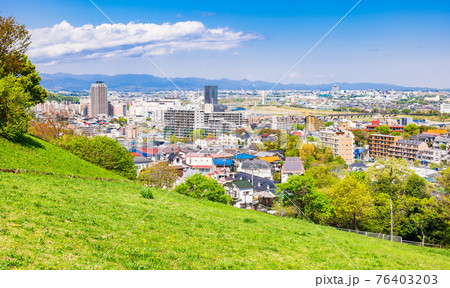郊外の住宅地 青空と新緑の丘 郊外の住宅地 青空と新緑の丘 76403203