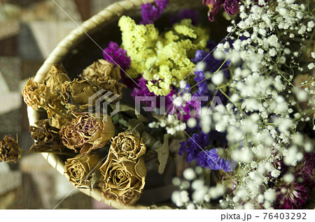 バラの他たくさんの花のドライフラワーの花束があります。 76403292