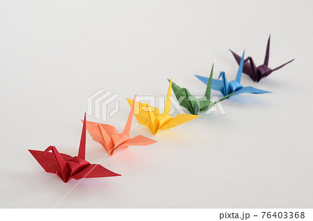 Lgbtレインボーカラーの折り鶴 白背景の写真素材