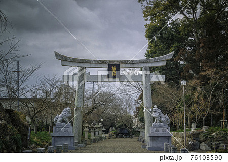 滋賀県近江八幡市にある沙沙貴神社の鳥居と参道風景 76403590