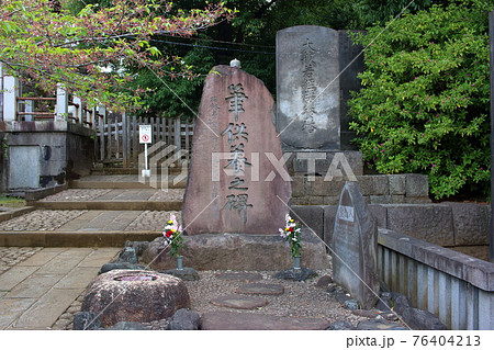 Graves of the 47 Ronin at Sengakuji temple in Tokyo 76404213