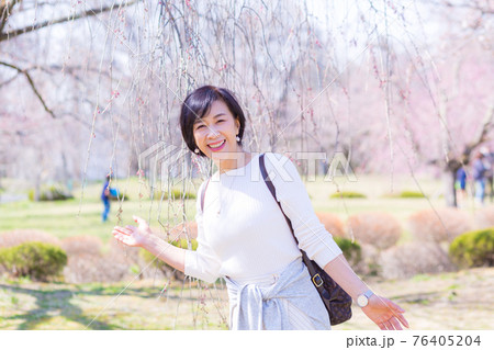 春の高原をたのしむ女性 秩父桜 埼玉県秩父市羊山公園にて 春の高原をたのしむ女性 秩父桜 埼玉県秩父市羊山公園にて 76405204
