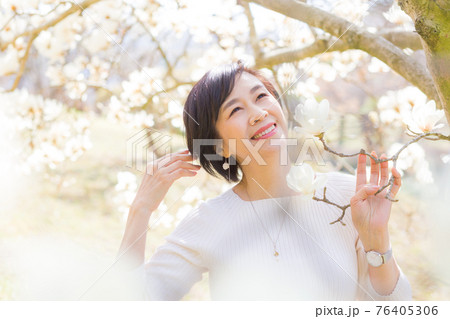 春の高原をたのしむ女性 秩父桜 埼玉県秩父市羊山公園にて 春の高原をたのしむ女性 秩父桜 埼玉県秩父市羊山公園にて 76405306