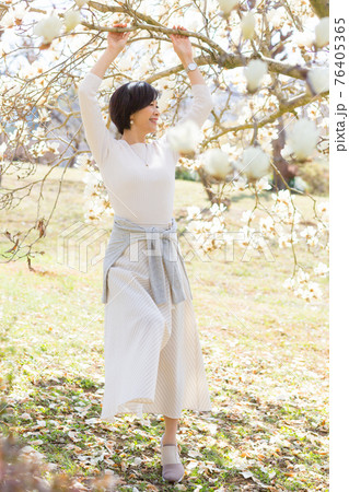 春の高原をたのしむ女性 秩父桜 埼玉県秩父市羊山公園にて 春の高原をたのしむ女性 秩父桜 埼玉県秩父市羊山公園にて 76405365