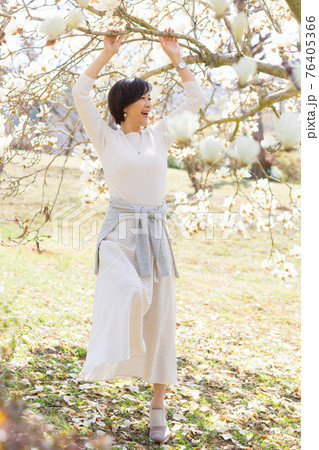 春の高原をたのしむ女性 秩父桜 埼玉県秩父市羊山公園にて 春の高原をたのしむ女性 秩父桜 埼玉県秩父市羊山公園にて 76405366