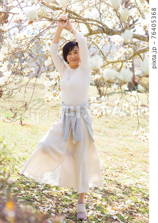 春の高原をたのしむ女性  秩父桜 埼玉県秩父市羊山公園にて 76405368