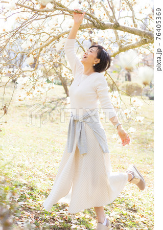 春の高原をたのしむ女性  秩父桜 埼玉県秩父市羊山公園にて 76405369
