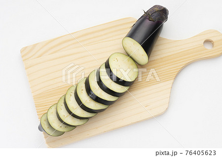 なすの小口切り なすの小口切り 76405623