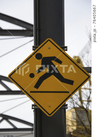 プレイグランド近し、注意の標識　　ノースバンクーバー　ブリティッシュコロンビア　カナダ　　 76405667