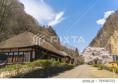 満開の桜と春の材木岩公園　検断屋敷　宮城県白石市 76406333
