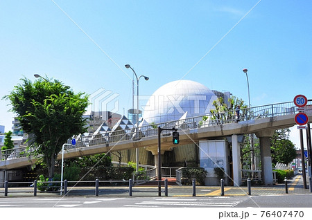 神奈川県藤沢市　湘南台文化センターと歩道橋と青空 76407470