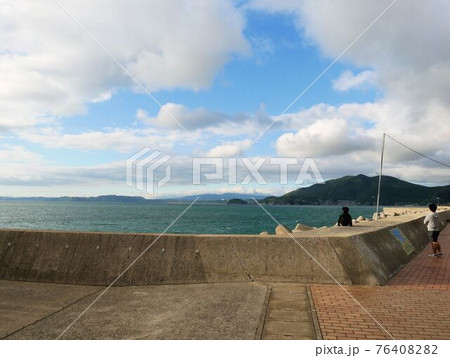 小浜港　橘湾の海を眺める少年　（長崎県島原半島小浜温泉） 76408282