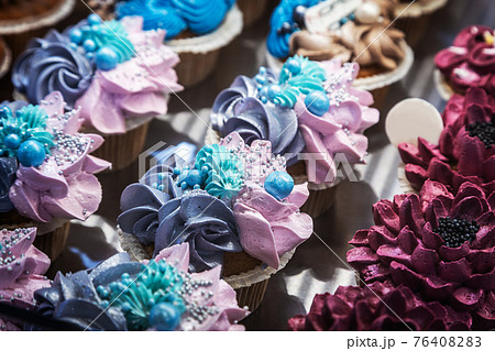 Close up of freshly baked cakes and cupcakes in a row 76408283
