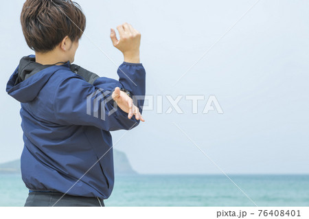 海辺でジョギングする男性 ミドル 海辺でジョギングする男性 ミドル 76408401