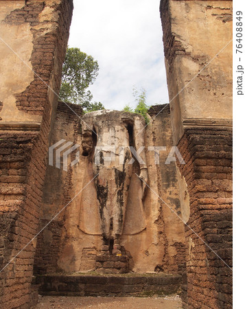 Ruins of ancient temples at Sukhothai Historical Park, Thailand 76408849