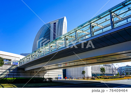国際大通りに架かり、みなとみらい駅のあるクイーンズスクエアとパシフィコ横浜を結ぶクイーンモール橋 国際大通りに架かり、みなとみらい駅のあるクイーンズスクエアとパシフィコ横浜を結ぶクイーンモール橋 76409464