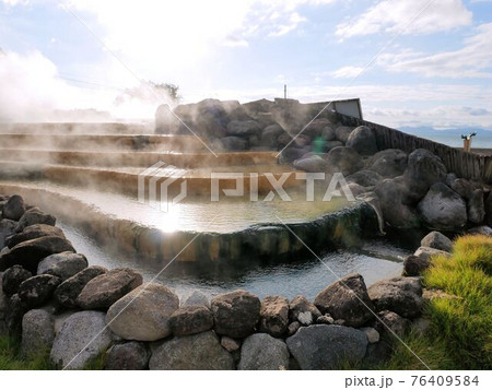 小浜温泉　海辺に湧き出る高温の湯　（長崎県島原半島小浜温泉） 76409584