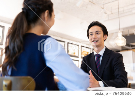 営業マンと女性 営業マンと女性 76409630