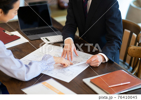 営業マンと女性 76410045