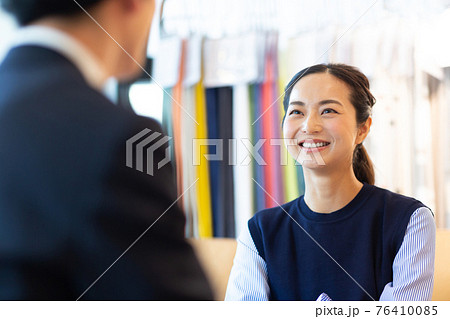 ビジネスマンと話す女性 ビジネスマンと話す女性 76410085