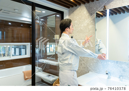 バスルームを点検する作業服の男性 バスルームを点検する作業服の男性 76410378