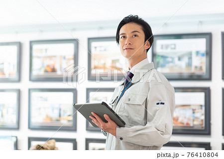 建築業で働く男女 76410804