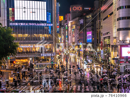 日本の東京都市景観　大阪で新たに905人の新型コロナ感染確認…。突然の雨でも多くの人出＝4月8日 76410966