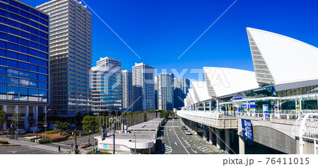 クイーンモール橋からパシフィコ横浜と横浜みなとみらい地区の高層マンション群の写真素材