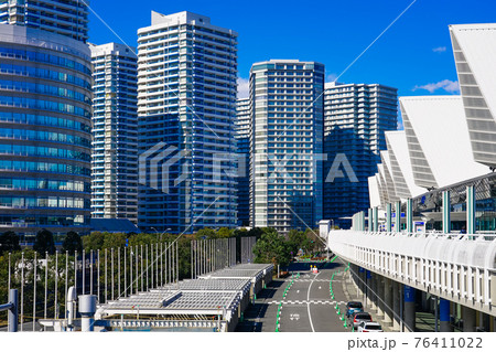 クイーンモール橋からパシフィコ横浜と横浜みなとみらい地区の高層マンション群 76411022