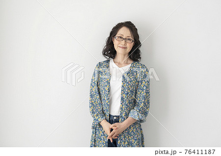 メガネをかけたシニア女性 メガネをかけたシニア女性 76411187