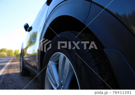 Bottom view of a parked car along the road. 76411391