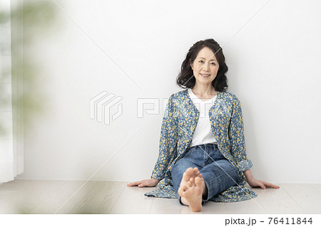 笑顔のシニア女性　ポートレート 76411844