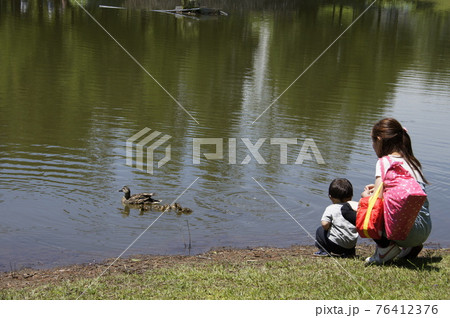 母子の公園散歩 母子の公園散歩 76412376