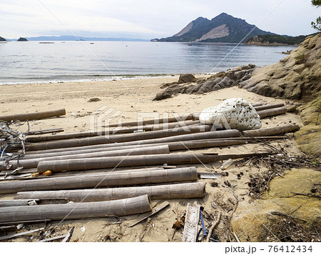 ゴミのある海岸 76412434