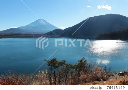 本栖湖から見た富士山と竜ヶ岳 76413149