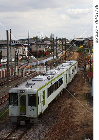 越生駅を発車する八高線キハ110（高麗川⇔高崎） 76413786