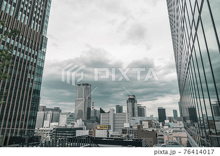 グランフロント北館9F窓から見下ろす【大阪都市風景】 グランフロント北館9F窓から見下ろす【大阪都市風景】 76414017