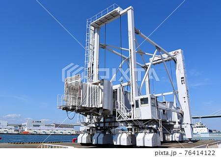 大阪天保山埠頭の自走式タラップ 76414122
