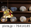オシャレなカフェのステンドグラスの照明 76414185