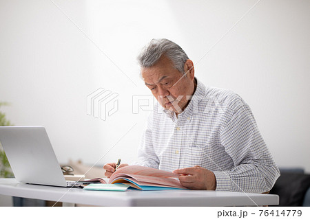 終活　エンディングノート　シニア男性 76414779
