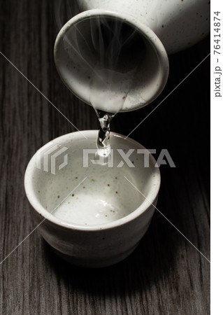 晩酌　お酒を注ぐ　お酌　和風イメージ 76414874