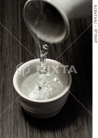 晩酌 お酒を注ぐ お酌 和風イメージ 晩酌 お酒を注ぐ お酌 和風イメージ 76414876