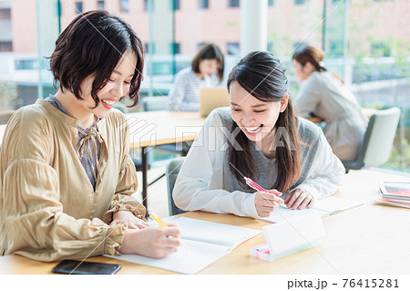 勉強する若い大学生のキャンパスライフイメージ　撮影協力「近畿大学」 76415281
