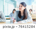 勉強する若い大学生のキャンパスライフイメージ　撮影協力「近畿大学」 76415284
