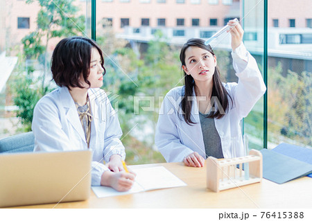 実験する若い女性 研究室 撮影協力「近畿大学」 実験する若い女性 研究室 撮影協力「近畿大学」 76415388