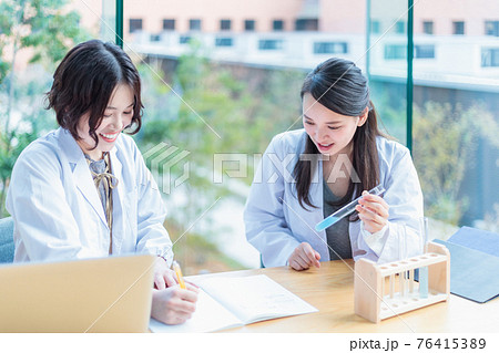 実験する若い女性 理系教室　撮影協力「近畿大学」 76415389
