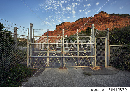 金網のゲートと有刺鉄線 76416370
