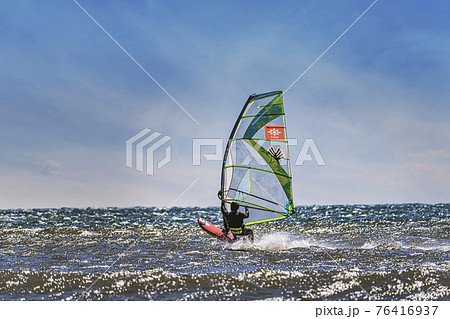 【白波立つ春の嵐の中でウィンドサーフィン　空合成】 76416937